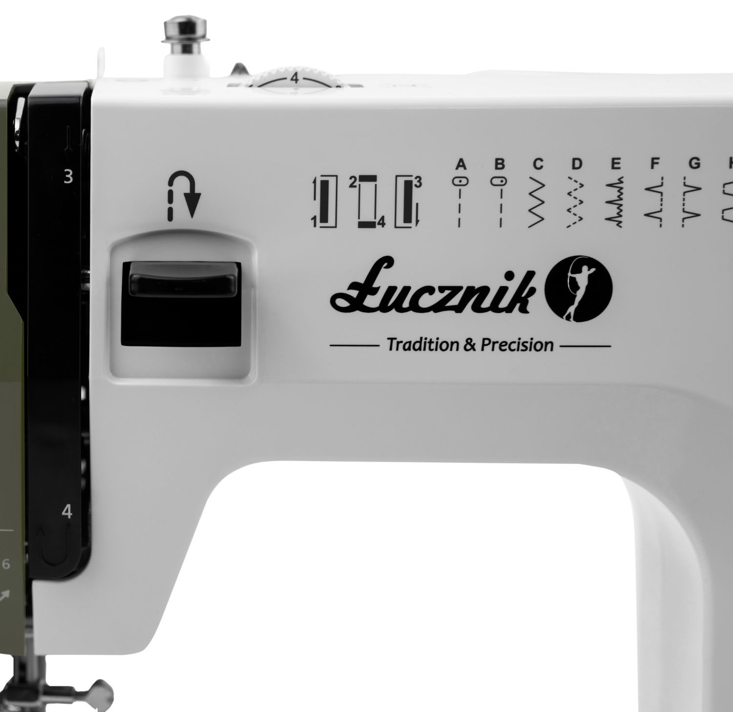 Biała maszyna do szycia Łucznik z różnymi opcjami ściegów. Maszyna ma czarną dźwignię.