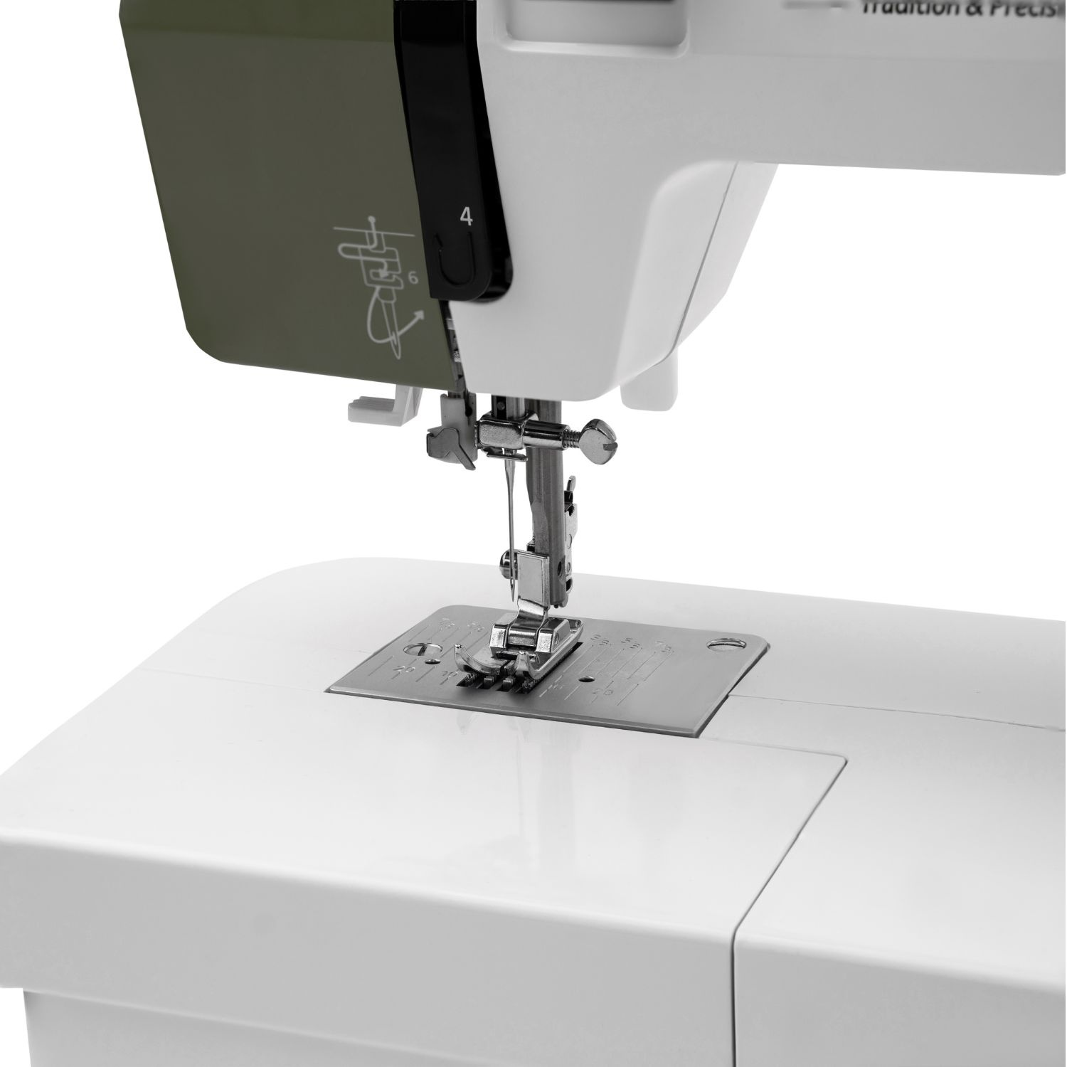 Biała maszyna do szycia. Igła i stopka dociskowa są ostre. Zielony panel po lewej stronie zawiera symbole i liczby.