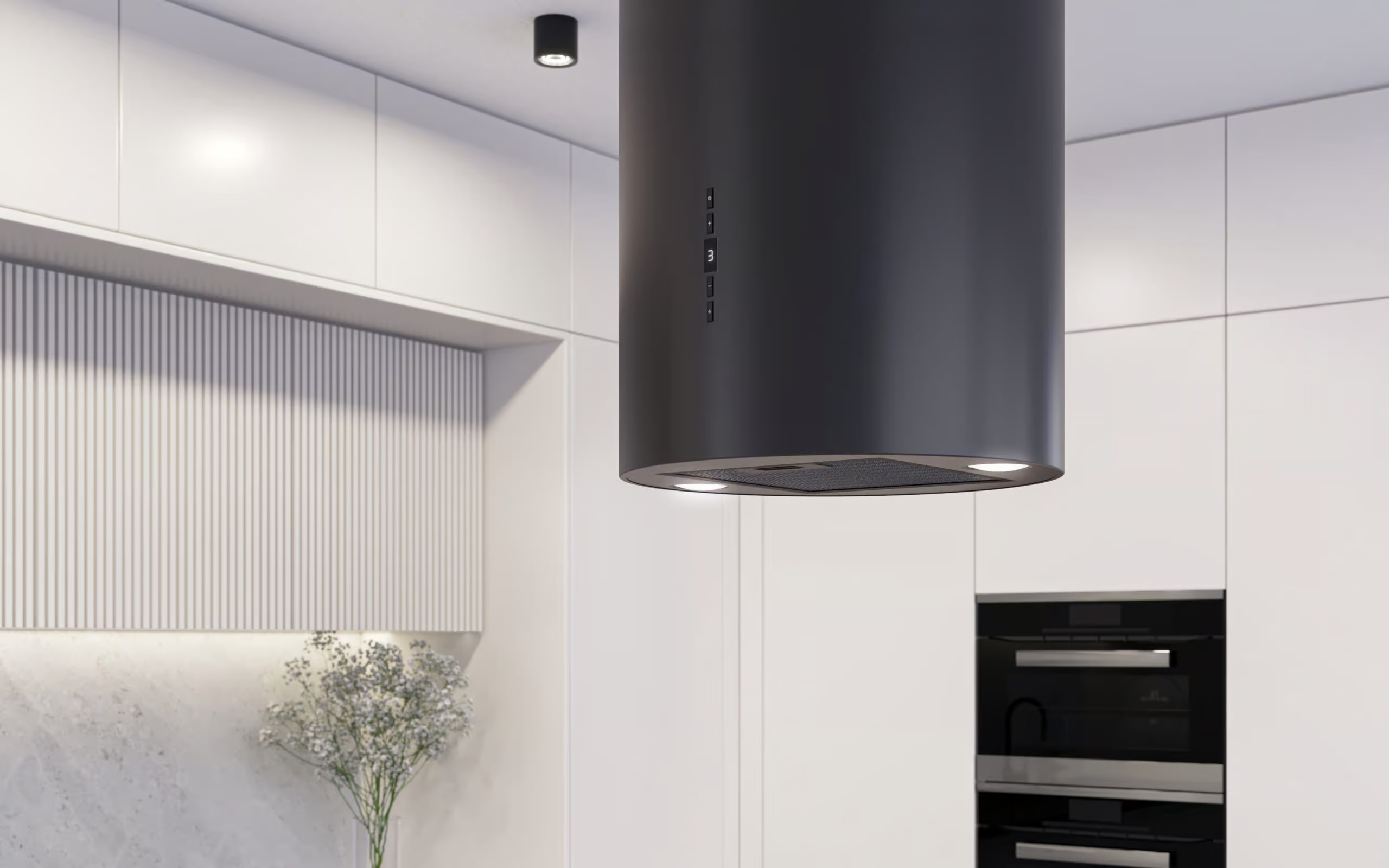 Kuchnia z białymi szafkami. Czarny okap kuchenny wisi nad piekarnikiem. Małe światło jest na suficie.