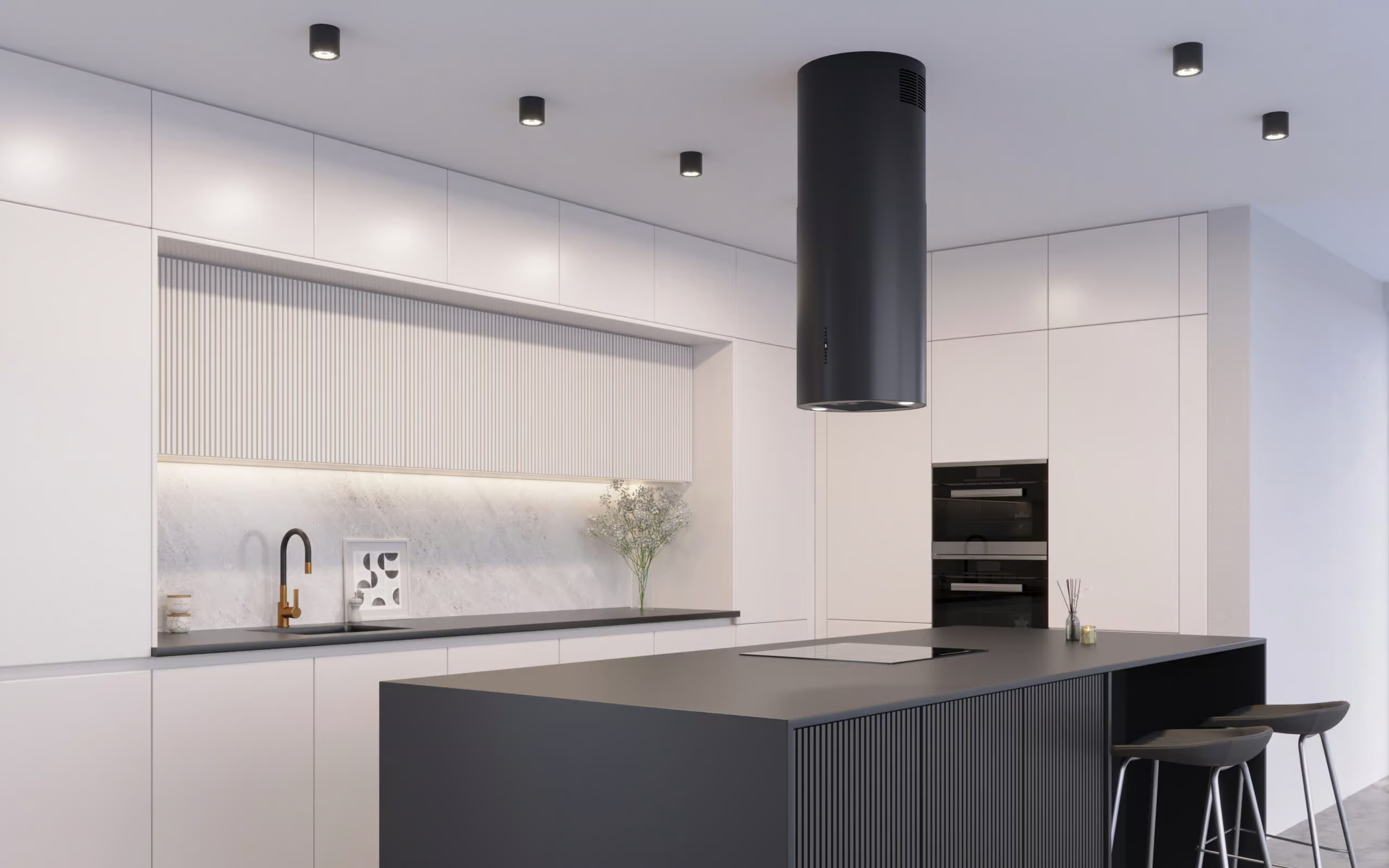 Nowoczesna kuchnia z białymi szafkami, czarną wyspą i czarnym okapem. Widoczne oświetlenie sufitowe i stołki barowe.
