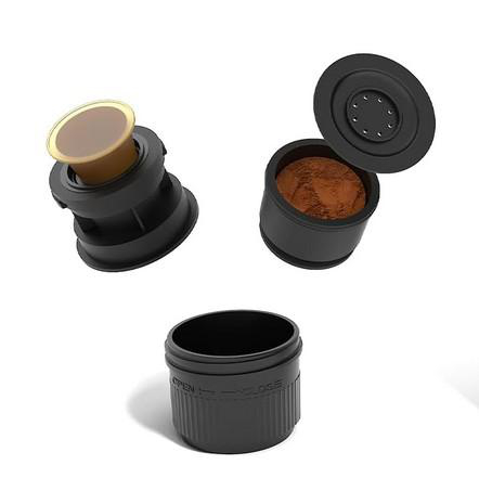 Drei schwarze Kaffeemaschinenteile: eines mit einer Kaffeekapsel, eines mit Kaffeepulver und ein leeres. Weißer Hintergrund.