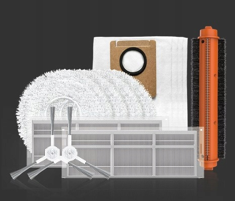 Części robota sprzątającego: filtry, szczotki, pady do mopowania i worek na kurz. Elementy są na ciemnoszarym tle.