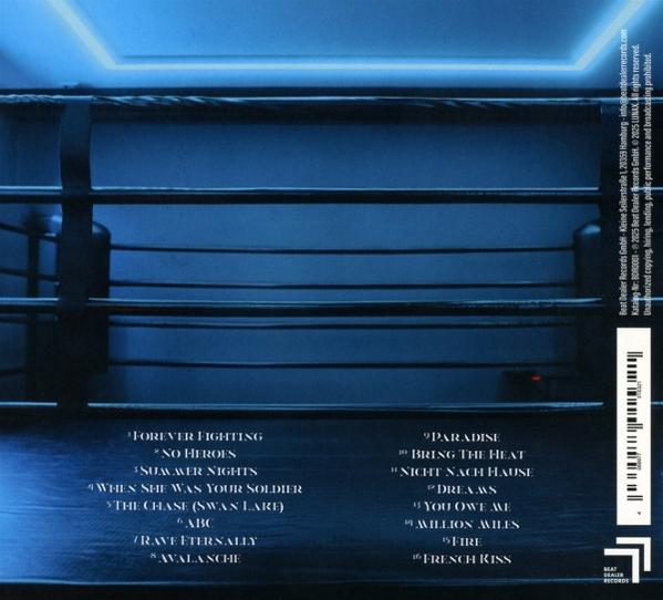 CD-Hülle mit Boxring-Hintergrund. Text enthält Songtitel und Firmenangaben. Dunkle Blautöne dominieren das Bild.