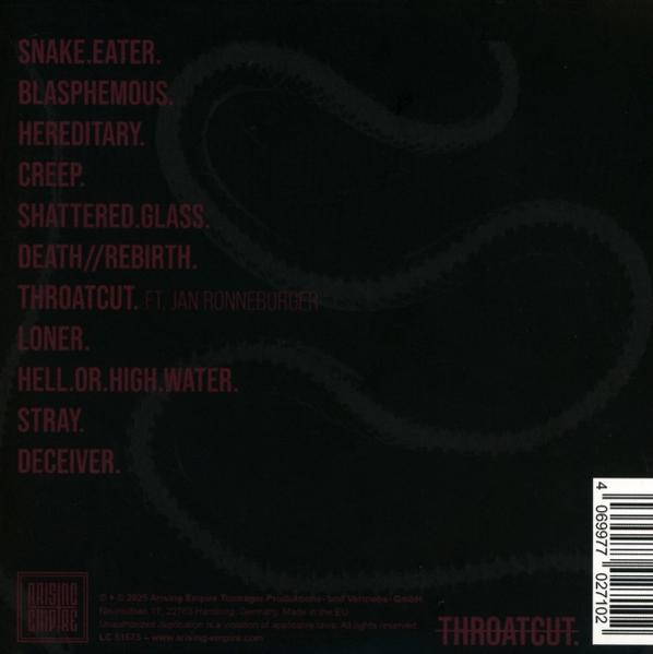 Schwarzer Hintergrund mit schlangenartigem Design. Weißer Text listet Songtitel wie „Snake Eater“ und „Blasphemous“ auf. Enthält einen Barcode.