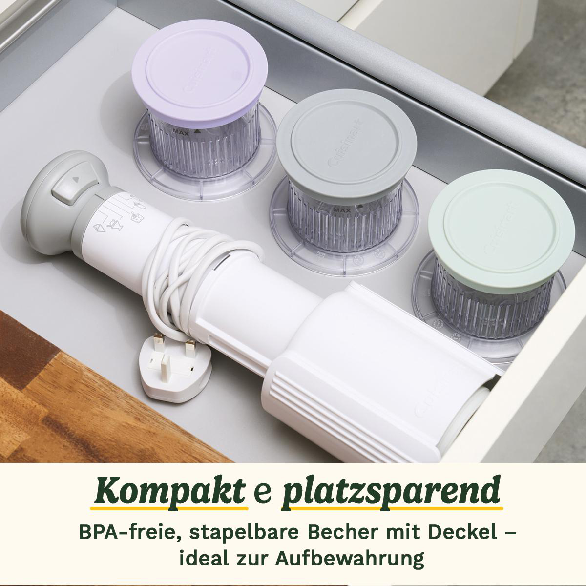 Ein weißes elektrisches Küchengerät mit Stecker und drei Behältern mit Deckel, in einer Schublade aufbewahrt. Text: kompakt und platzsparend.