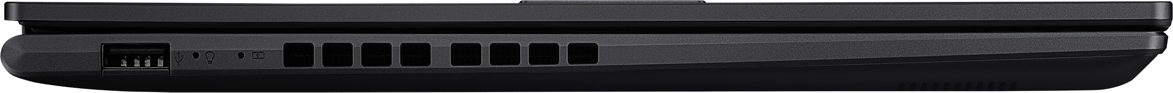 Seitenansicht eines schwarzen Laptops. Sichtbar sind Anschlüsse, Lüftungsschlitze und die Kante des Laptops. Details umfassen USB- und Stromsymbole.
