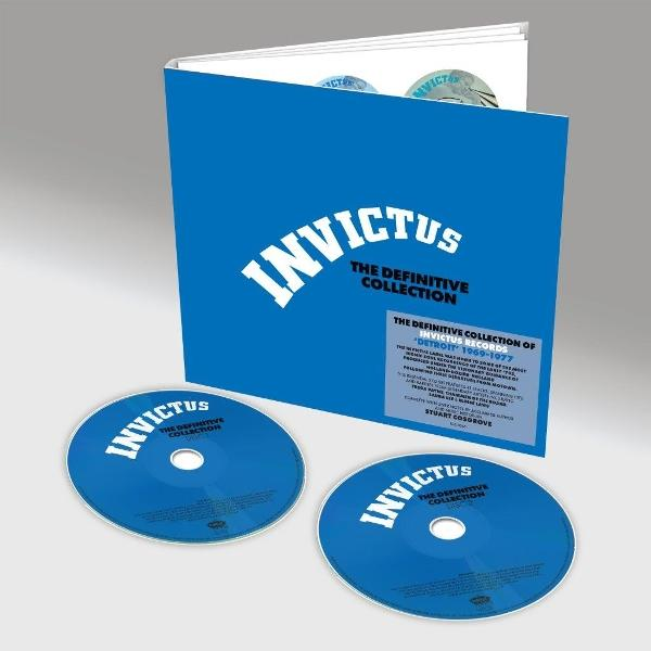 Ein blaues Album mit dem weißen Wort INVICTUS. Zwei CDs vor dem Album. Auf dem Album steht "The Definitive Collection".
