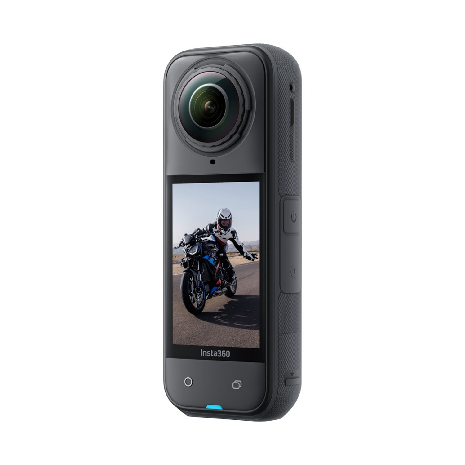 Una fotocamera Insta360 nera mostra un motociclista sullo schermo. La fotocamera ha un obiettivo rotondo e pulsanti laterali.
