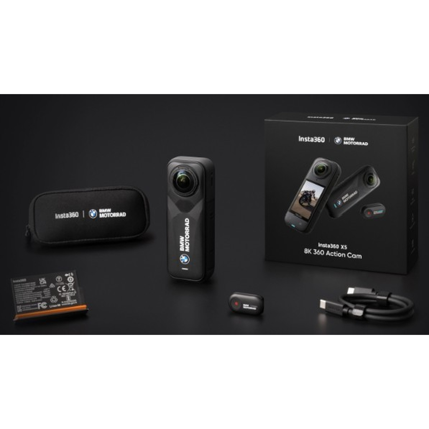 Un kit fotocamera Insta360 BMW Motorrad nero è esposto, inclusi fotocamera, accessori e confezione, su una superficie scura.