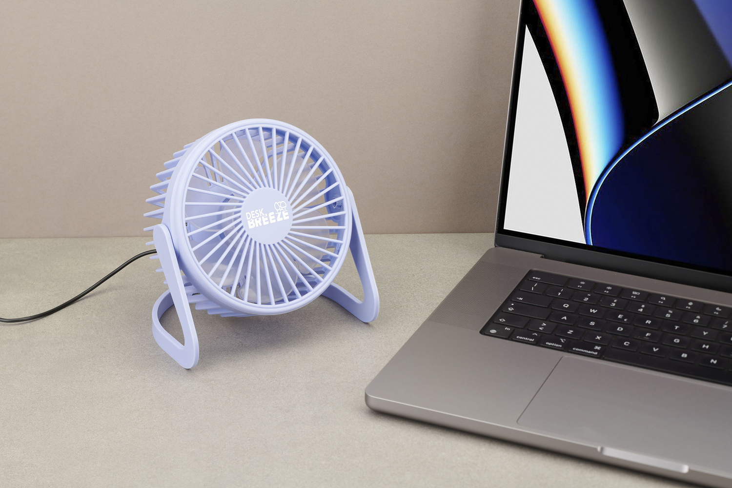 Un pequeño ventilador de escritorio lavanda está al lado de una computadora portátil. El ventilador está enchufado. La pantalla de la computadora portátil está encendida, con una imagen colorida.