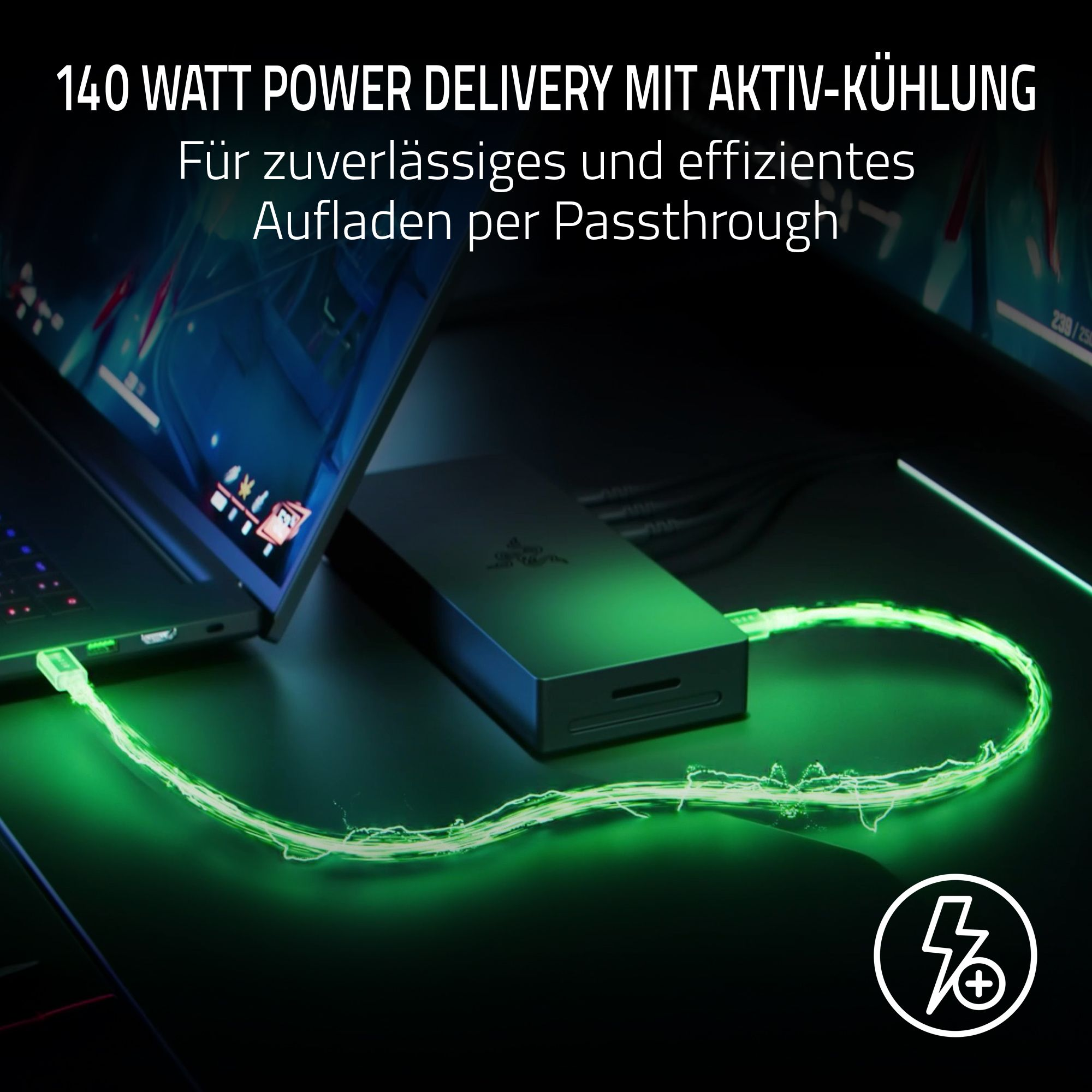 Ein Laptop ist mit einer schwarzen Powerbank über ein grün leuchtendes Kabel verbunden. Die Szene ist dunkel mit Text.