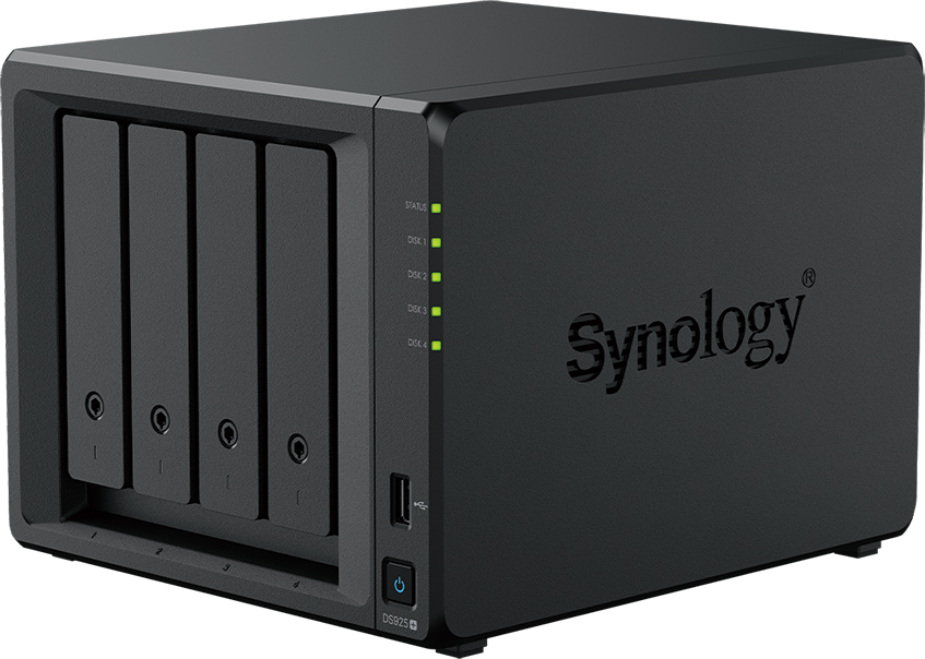 Un appareil NAS Synology noir. Il possède cinq baies de disque, un bouton d'alimentation et un port USB. Le logo Synology est visible.