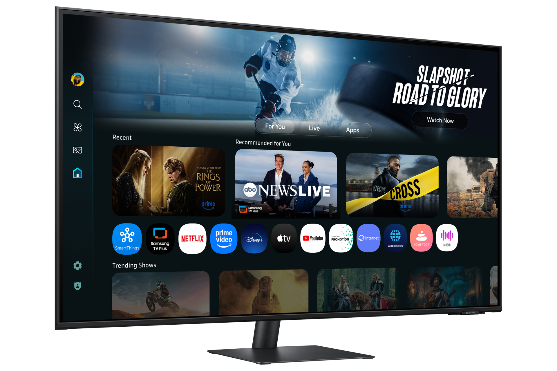 Ein Fernsehbildschirm zeigt Apps und Sendungen. Gezeigt werden eine Hockeyszene, Rings of Power, ABC News und Cross. Der Fernseher steht auf einem schwarzen Ständer.