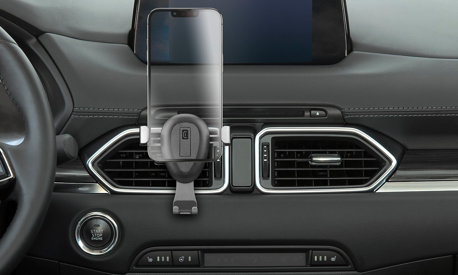 Un smartphone montado en el salpicadero de un coche. Un soporte para teléfono está fijado a la ventilación.