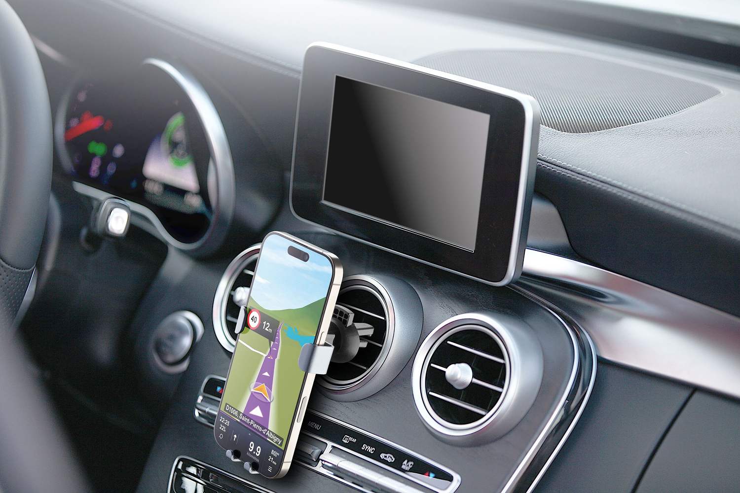 Interior de coche con teléfono mostrando navegación GPS. Una pantalla está en el salpicadero. Salidas de aire y volante son visibles.