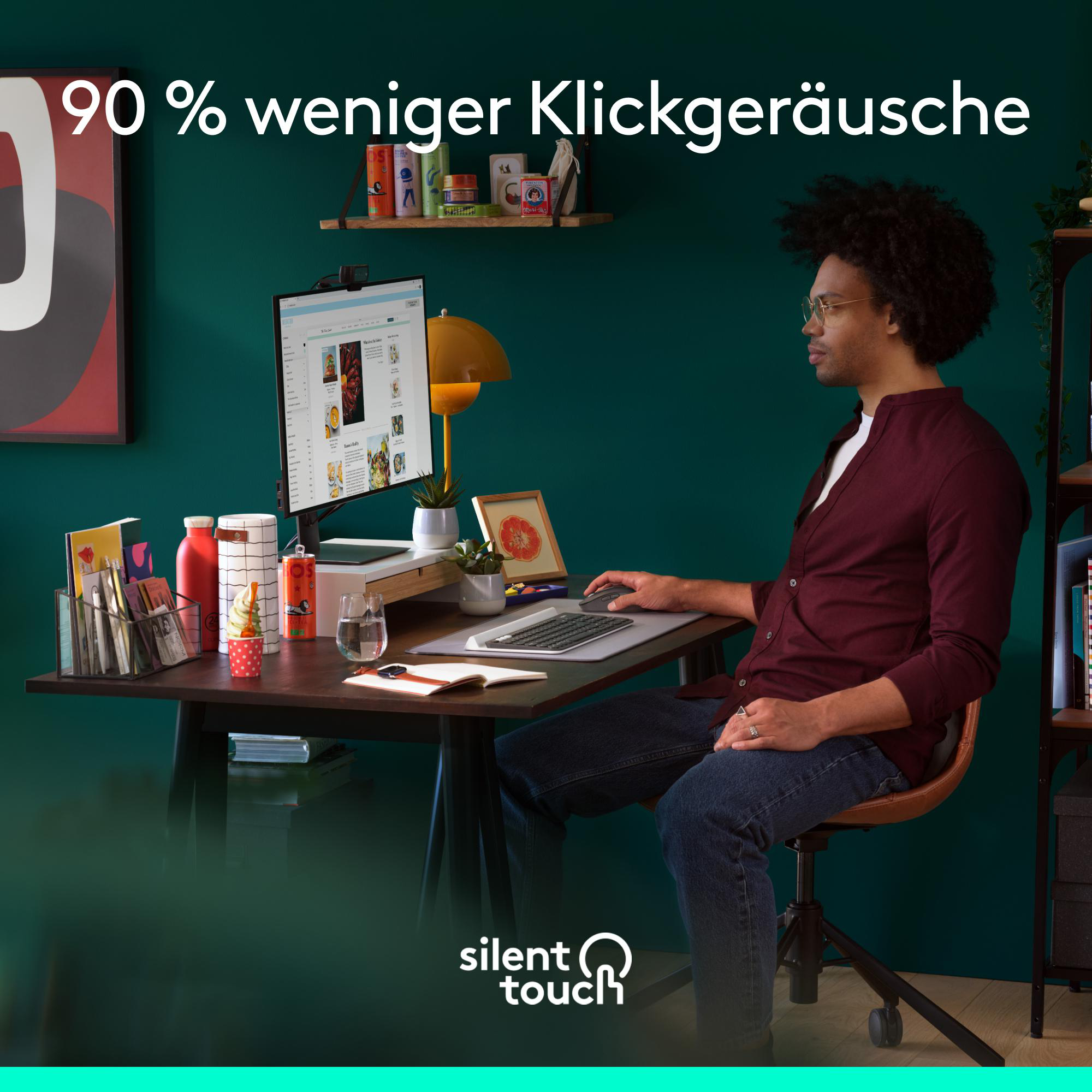 Ein Mann mit Brille arbeitet an einem Schreibtisch mit einem Computer. Text oben: 90 % weniger Klickgeräusche.