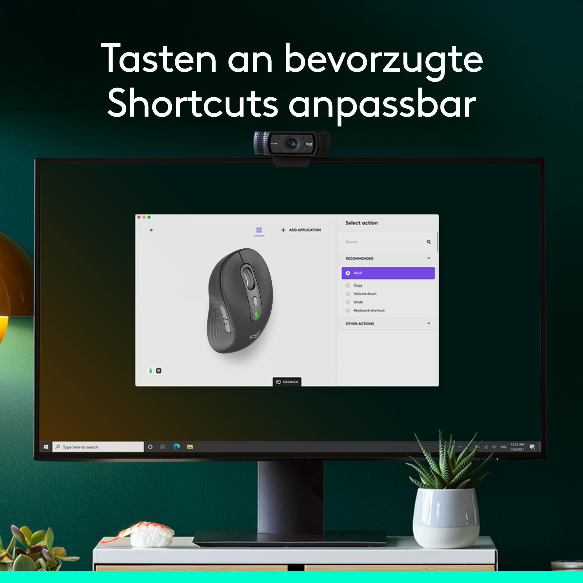 Ein Computerbildschirm zeigt eine Mausoberfläche. Über dem Bildschirm befindet sich eine Webcam. Auf dem Tisch liegt ein Sushi-Stück.