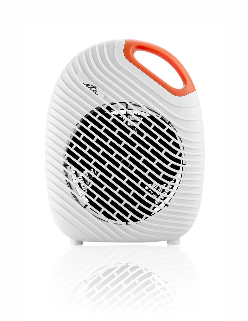 Fehér és narancssárga elektromos ventilátor. Az elején fekete rács van. Felül fogantyú van. A háttér fehér.