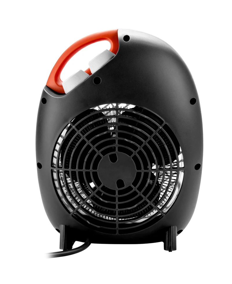 Egy fekete elektromos fűtőtest narancssárga fogantyúval látható. Van egy ventilátora és egy fekete talpa. A háttér fehér.
