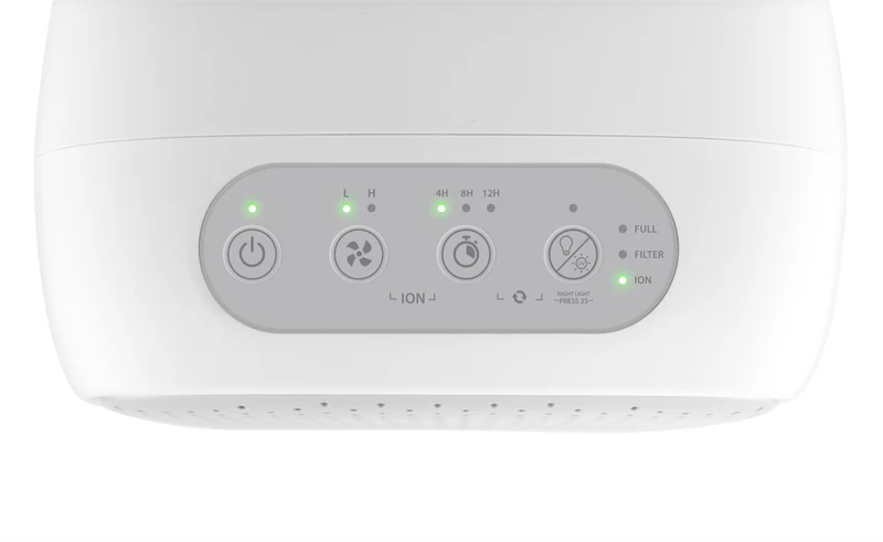 Fehér légtisztító vezérlőpanellel. A zöld lámpák a bekapcsolást, a ventilátor sebességét, az időzítőt, az éjszakai fényt jelzik.