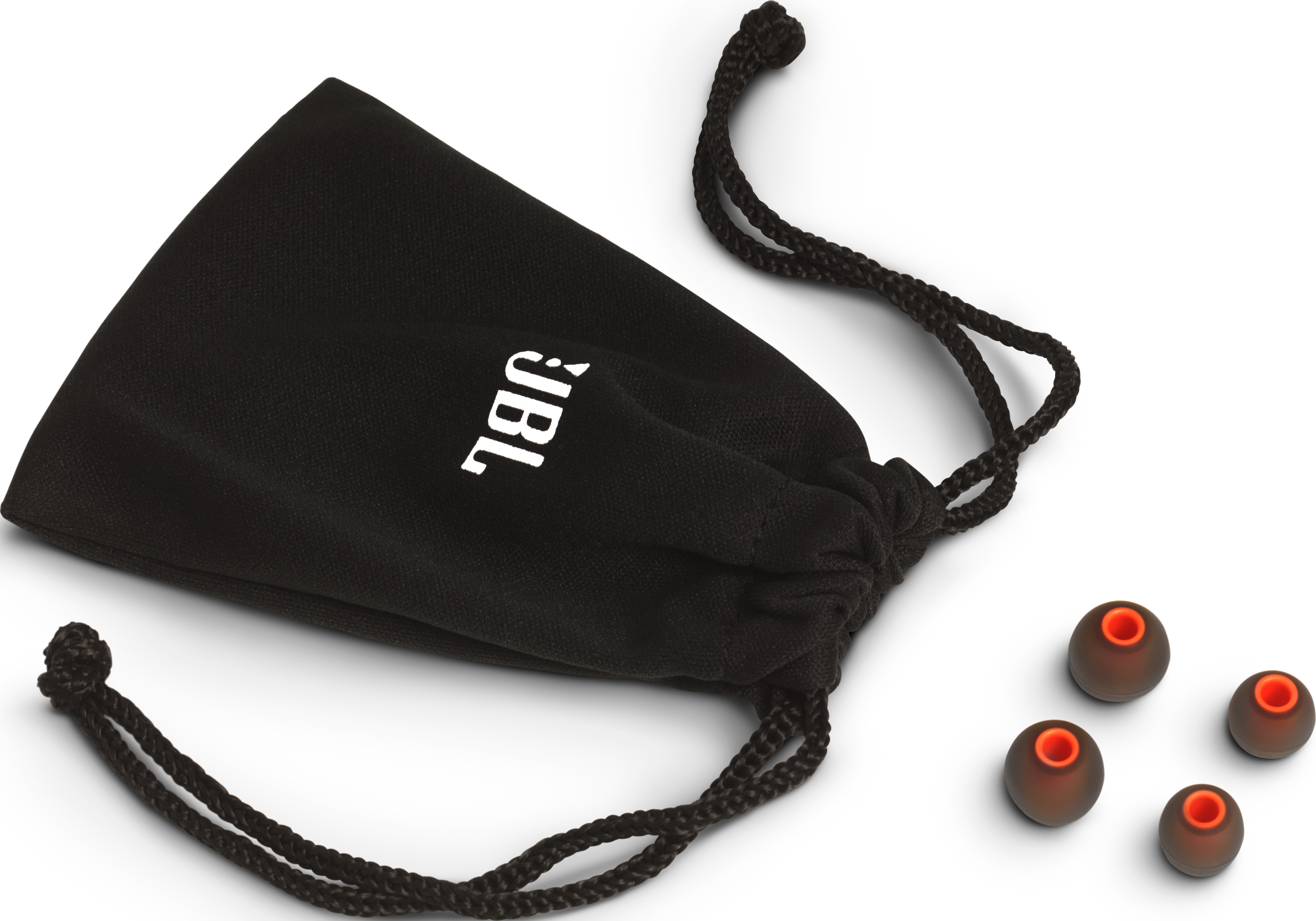 Schwarze JBL-Tasche mit weißem Logo und Kordelzug. Vier Ohrstöpsel mit orangefarbenen Zentren liegen neben der Tasche auf weißem Hintergrund.