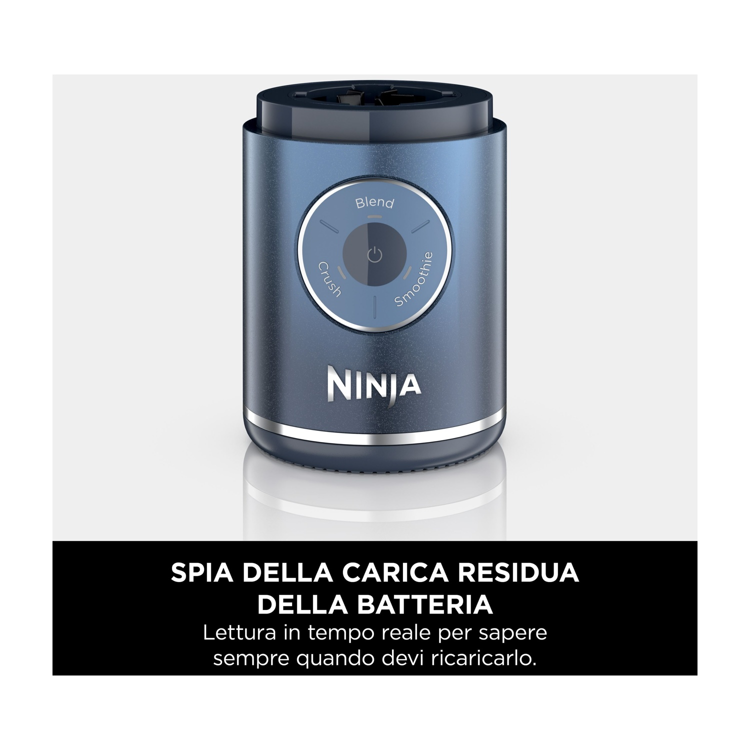 Un frullatore Ninja blu con pulsanti di accensione/spegnimento e funzione. Il testo dice: 'SPIA DELLA CARICA RESIDUA DELLA BATTERIA' e 'Lettura in tempo reale'.