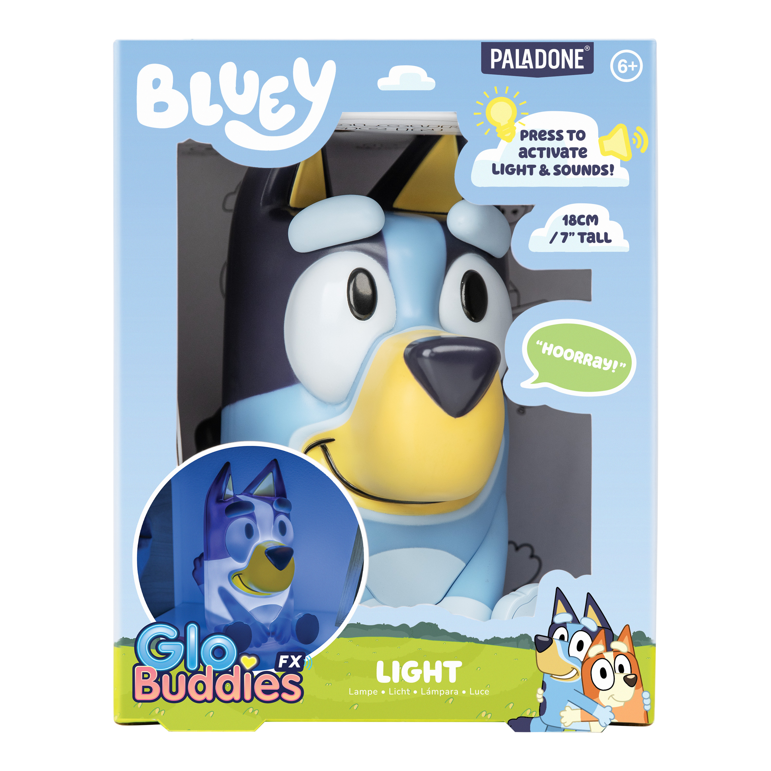 Ein Bluey-Spielzeug in einer Schachtel. Die Schachtel hat Bilder von Bluey und Text. Es bewirbt Licht und Geräusche und sagt 'Hoorray!'