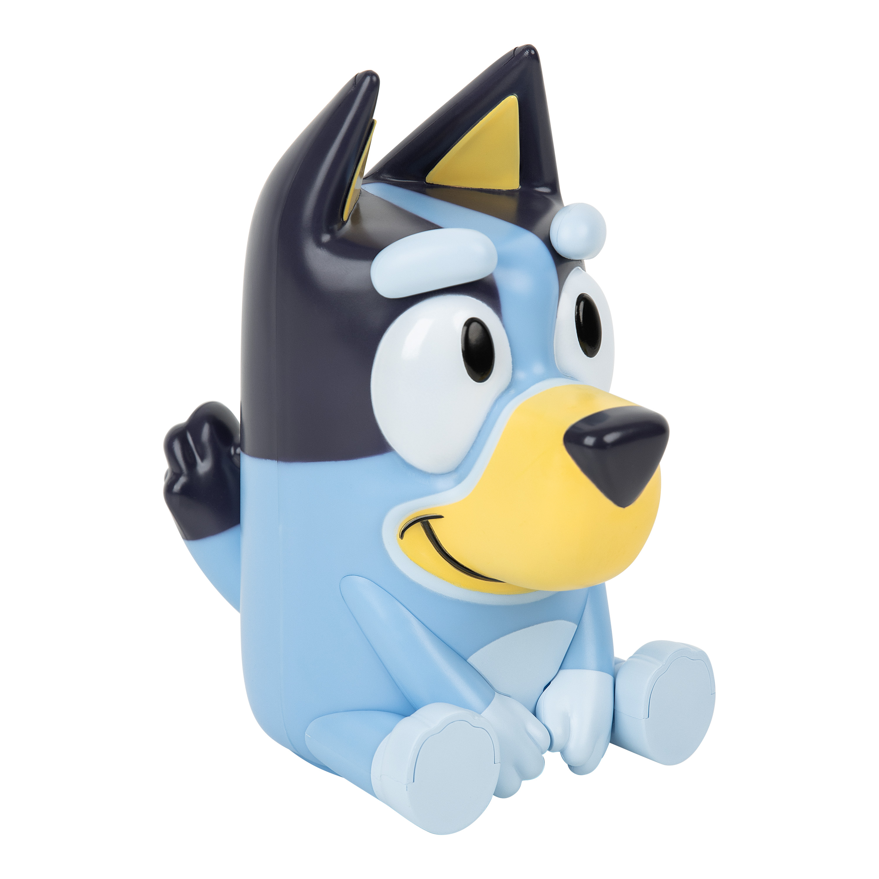 Eine Bluey-Figur. Es ist eine blau-schwarze hundeartige Figur mit gelber Nase, die sitzt und lächelt.