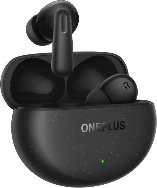 Fekete OnePlus fülhallgató egy töltőtokban. A tok pöttyös, a fülhallgatók a nyitott tokban vannak. Zöld háttér.