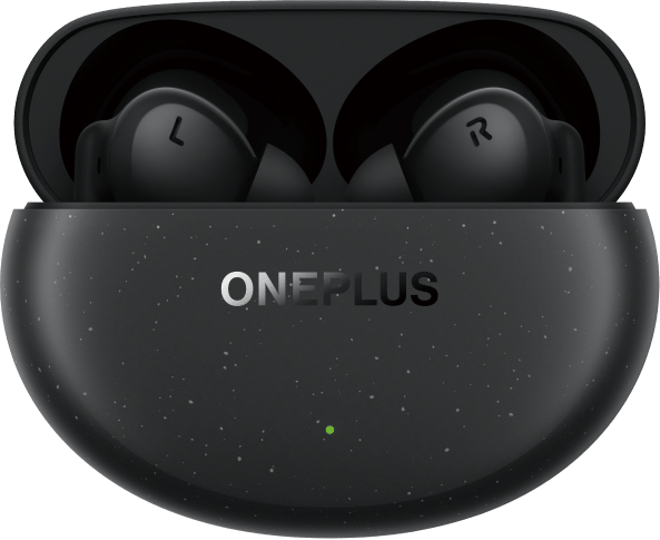 Fekete OnePlus fülhallgató tokban. A tok sötétszürke, pettyes mintával. A fülhallgatók 'L' és 'R' felirattal vannak ellátva.