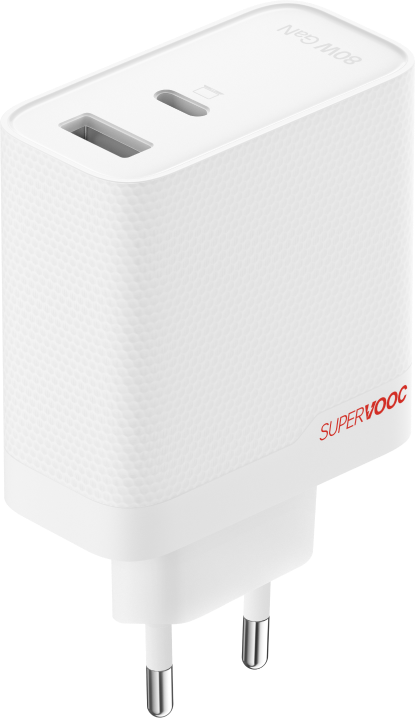 Egy fehér SuperVOOC 80W GaN töltő USB és C típusú porttal, európai dugóval és texturált felülettel.