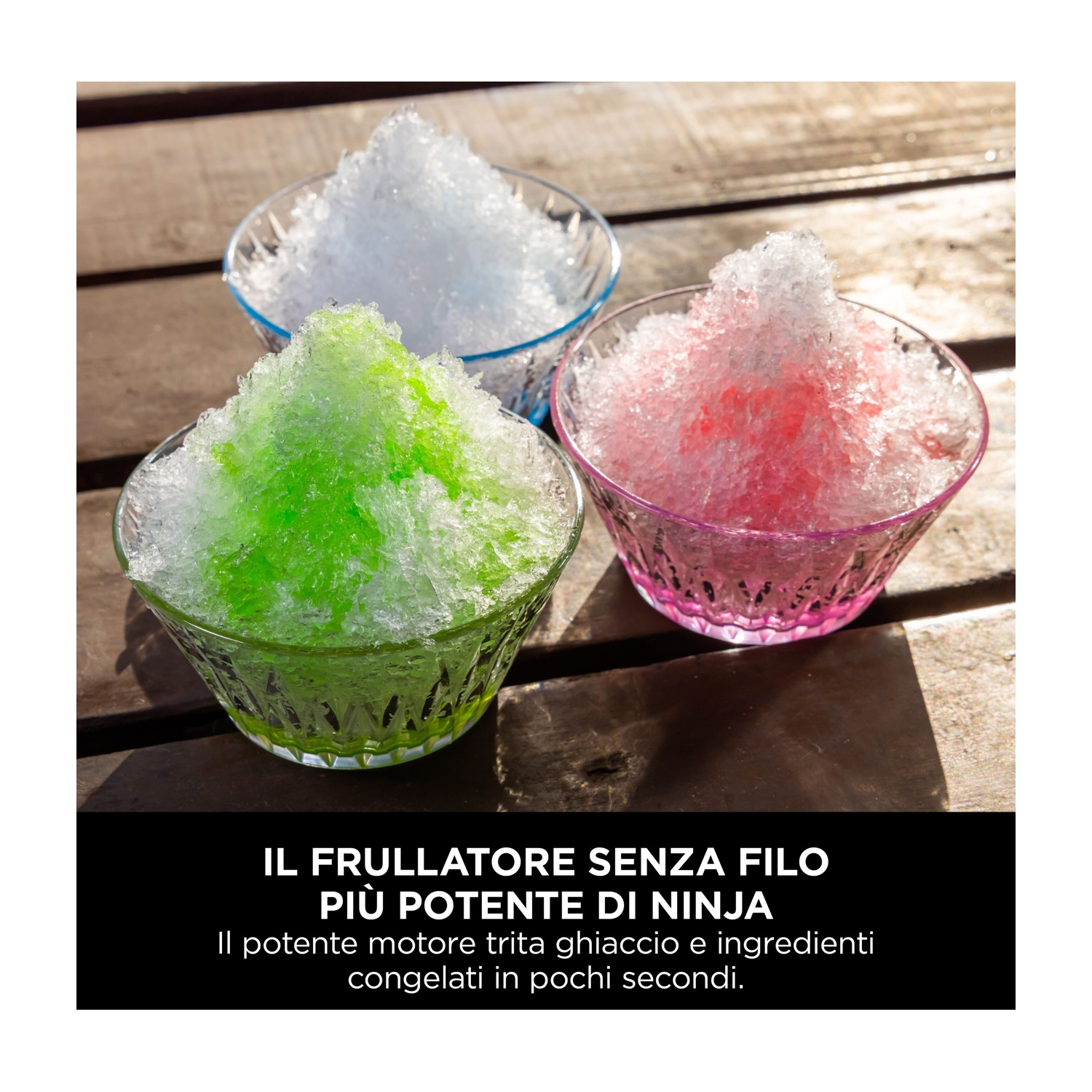 Tre ciotole di ghiaccio tritato, verde, rosa e bianco, su un tavolo di legno. Testo in basso: frullatore senza fili, il più potente di Ninja.