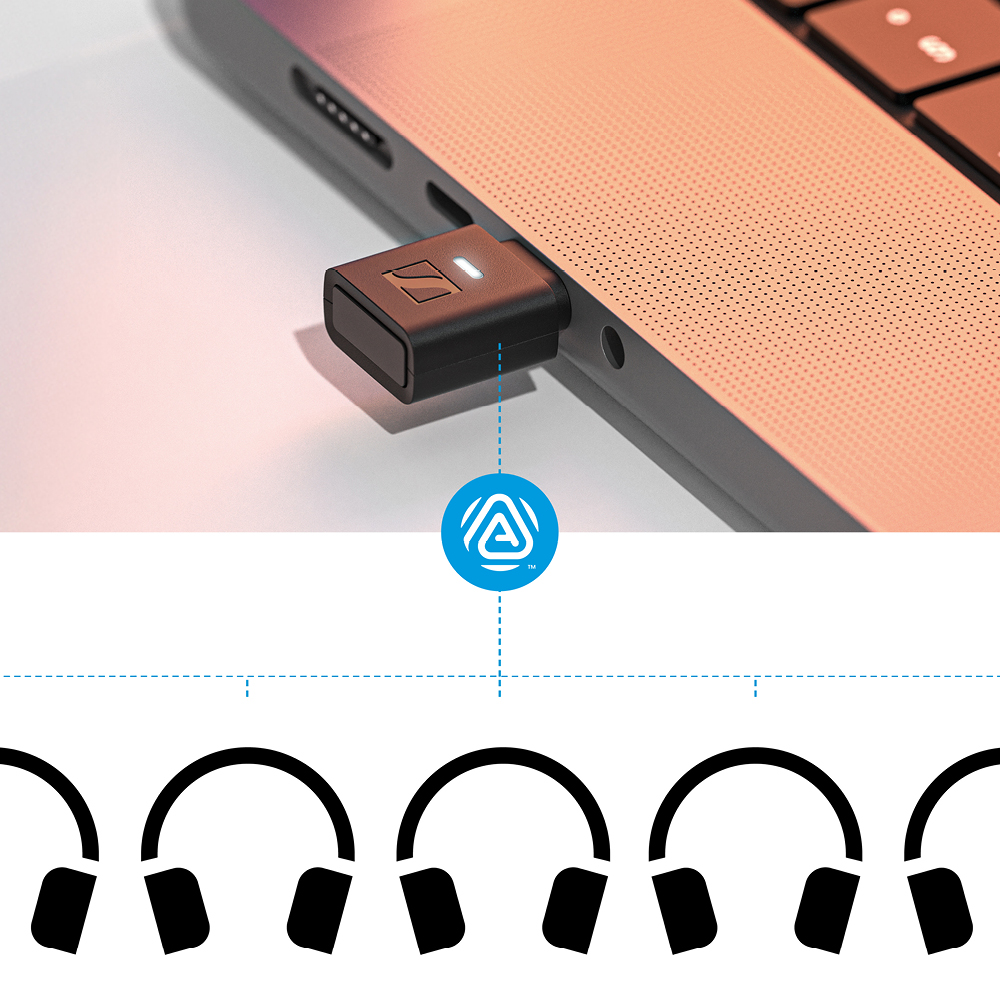 Egy fekete USB-kulcs egy laptopba van dugva. Alatta egy kék logó, a kép alján fejhallgató-sziluettek láthatók.