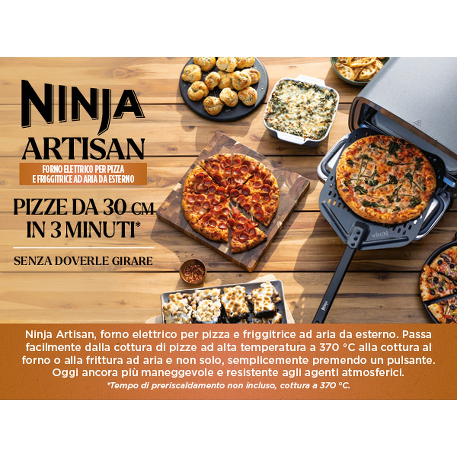 Forno per pizza Ninja Artisan. Presenta pizze, piatti al forno e prodotti da forno. Tavolo di legno. Pizza su una pala.