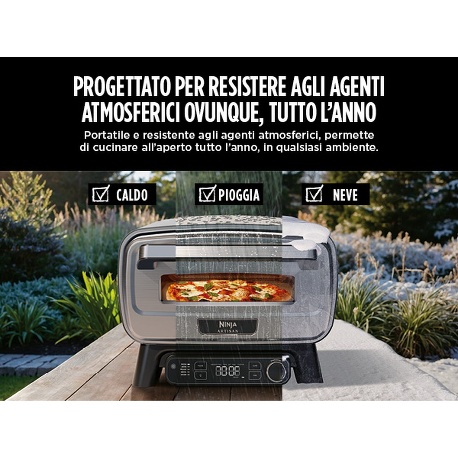 Un forno per pizza all'aperto su un tavolo di legno. C'è una pizza dentro. Lo sfondo mostra un paesaggio innevato e un giardino soleggiato.