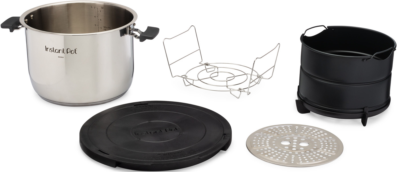 Instant Pot-Teile: Topf, Drahtgestell, schwarzer Korb, Deckel und perforierte Metallplatte. Alles auf weißem Hintergrund.