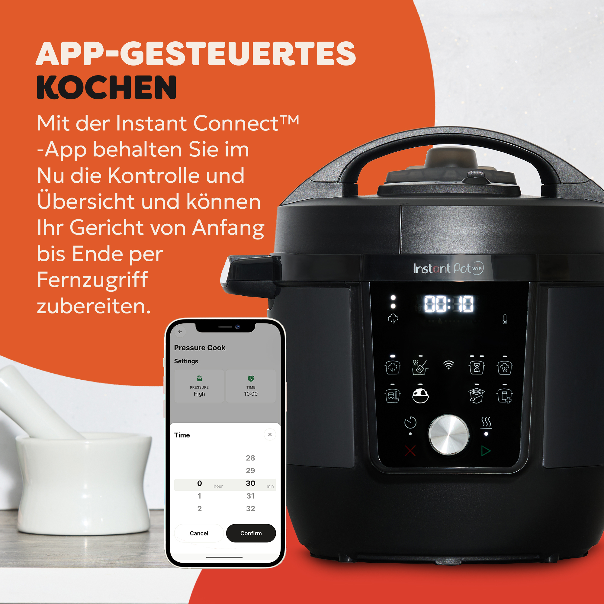 Ein schwarzer Instant Pot mit einem Telefon, das Kocheinstellungen zeigt. Text sagt 'APP-GESTEUERTES KOCHEN'.
