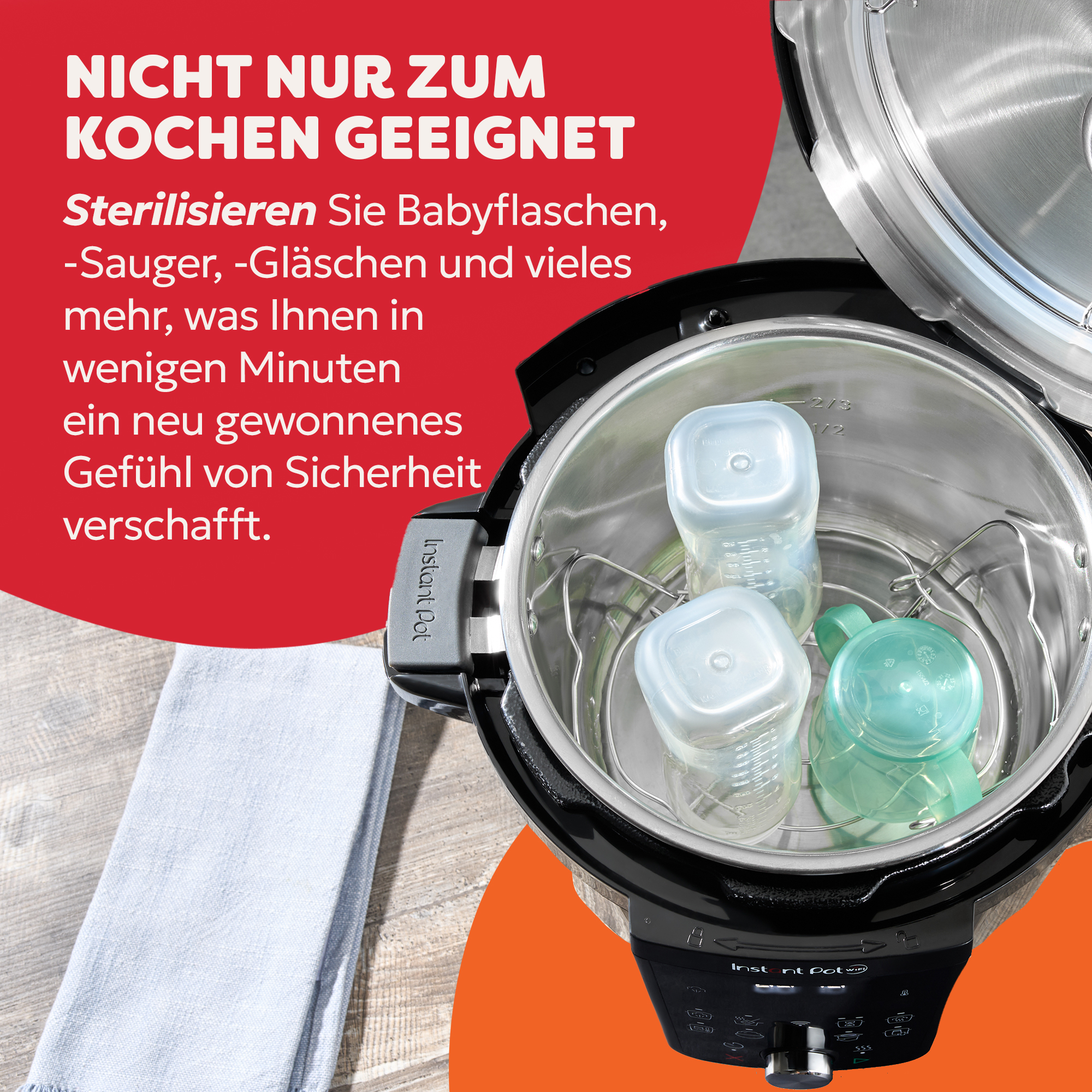 Ein Instant Pot mit Babyflaschen im Inneren, bereit zur Sterilisation. Der Hintergrund zeigt einen roten und orangen Farbverlauf.