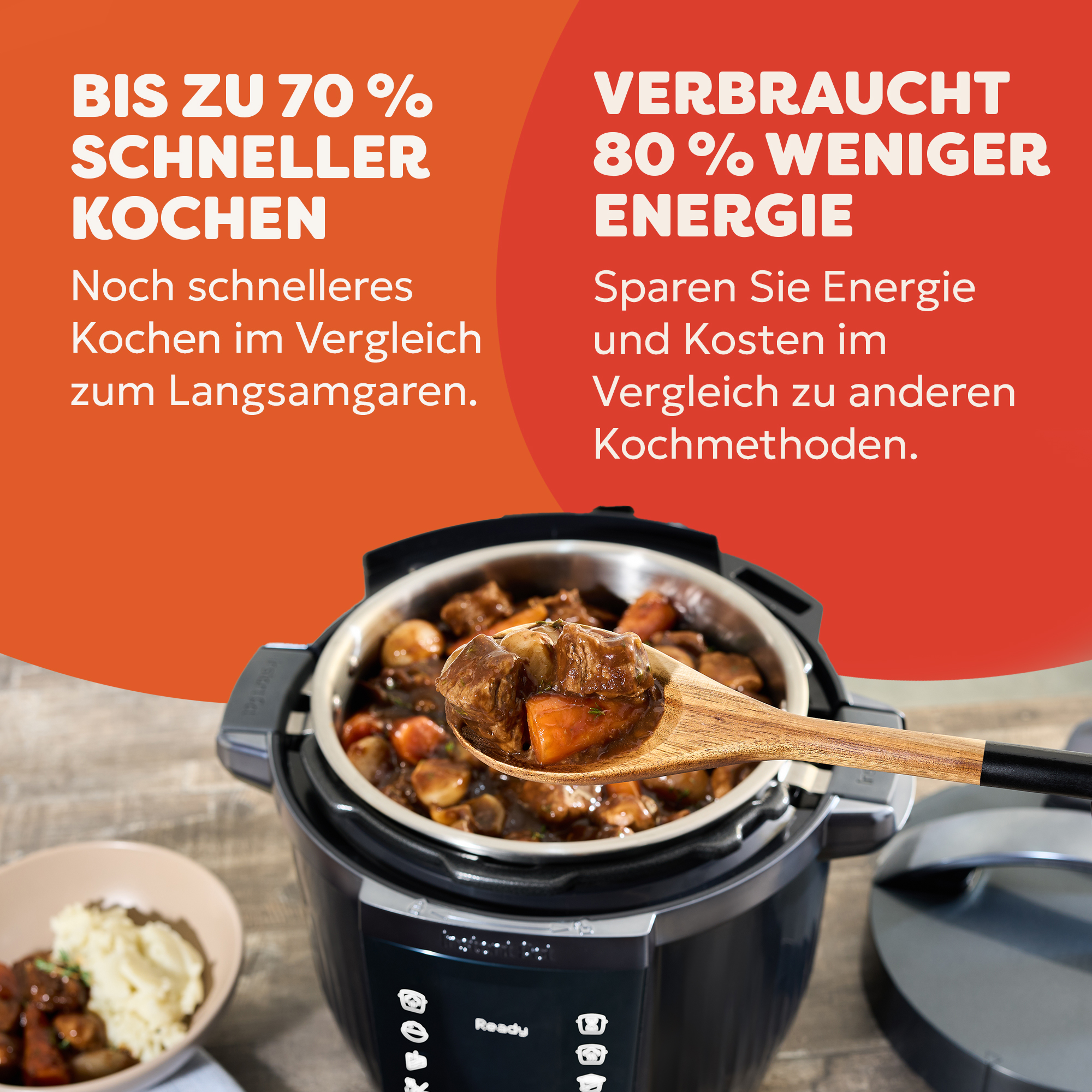 Ein Schnellkochtopf mit Essen, ein Holzlöffel und Text über schnelleres Kochen und Energieeinsparung.