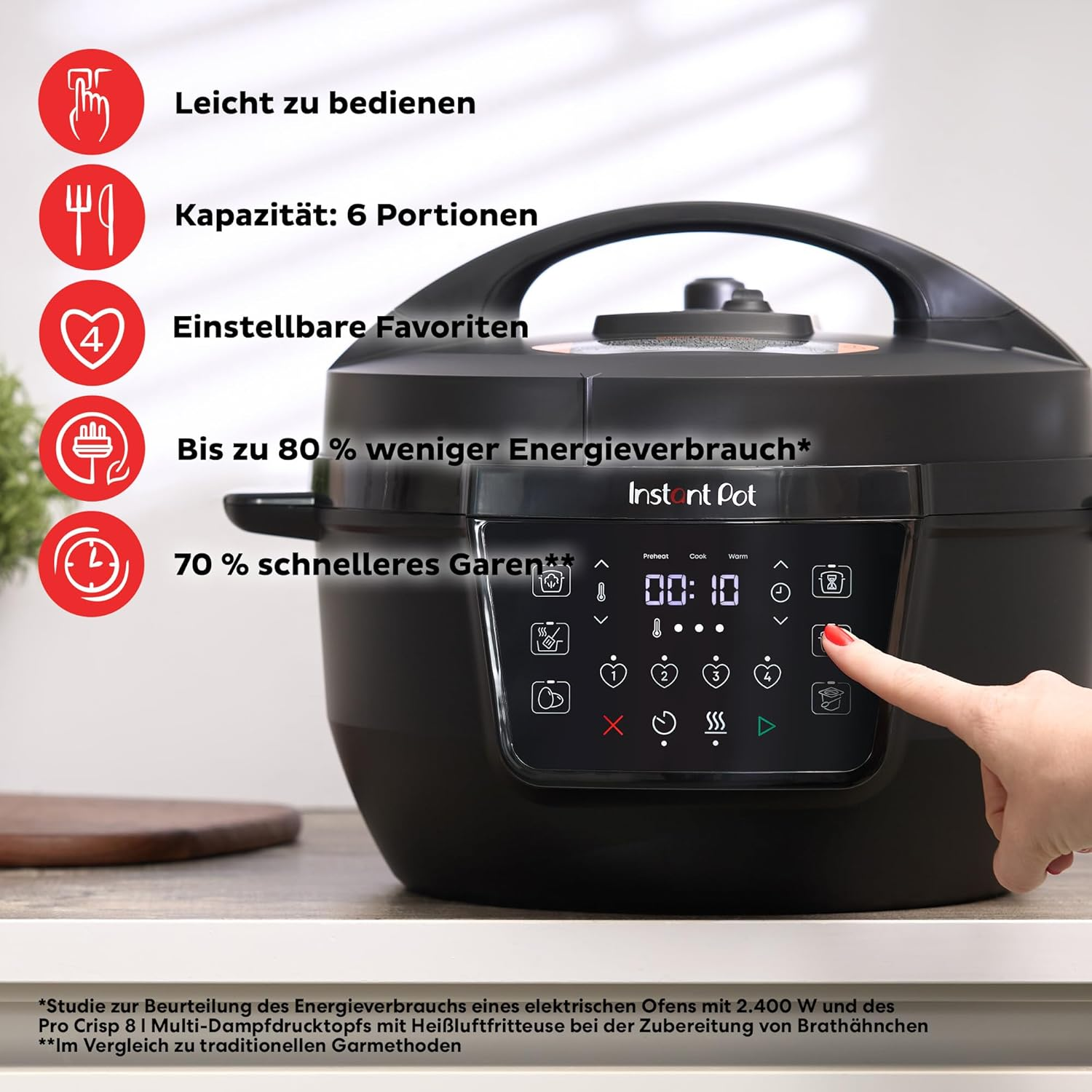 Ein schwarzer Instant Pot mit Digitalanzeige. Eine Hand zeigt auf den Bildschirm. Text beinhaltet Energieeinsparungen und Funktionen.