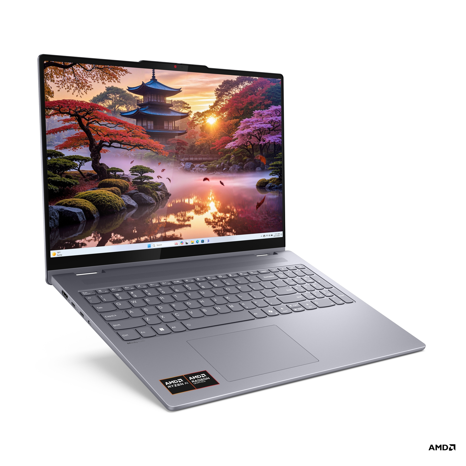 Een zilveren laptop toont een Japanse tuin. De laptop staat op een wit oppervlak. AMD-logo rechtsonder.