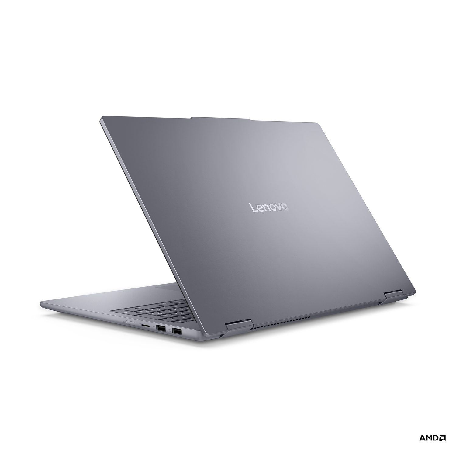 Een grijze Lenovo laptop is lichtjes open, met het toetsenbord en scherm zichtbaar. Het Lenovo-logo is zichtbaar. De achtergrond is wit.