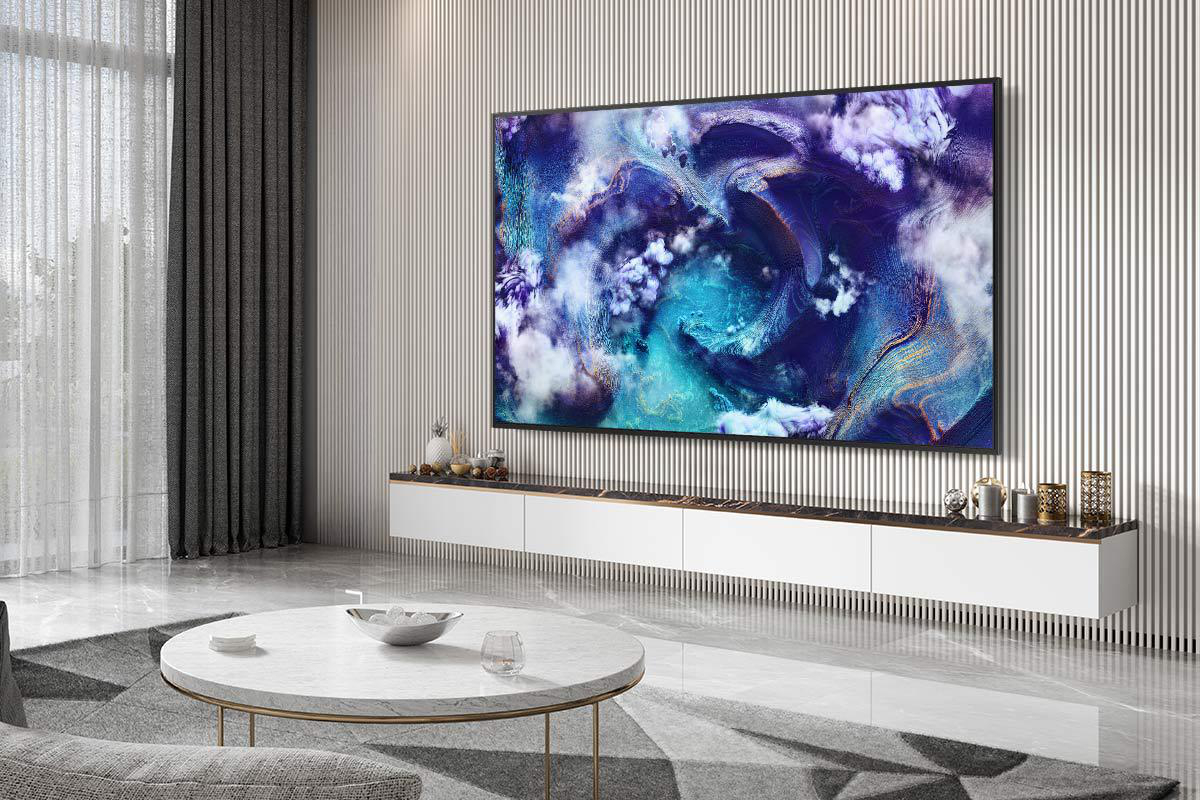 Ein modernes Wohnzimmer mit großem Fernseher, der abstrakte Kunst zeigt, einem weißen Marmortisch und Vorhängen. Der Boden ist gefliest.