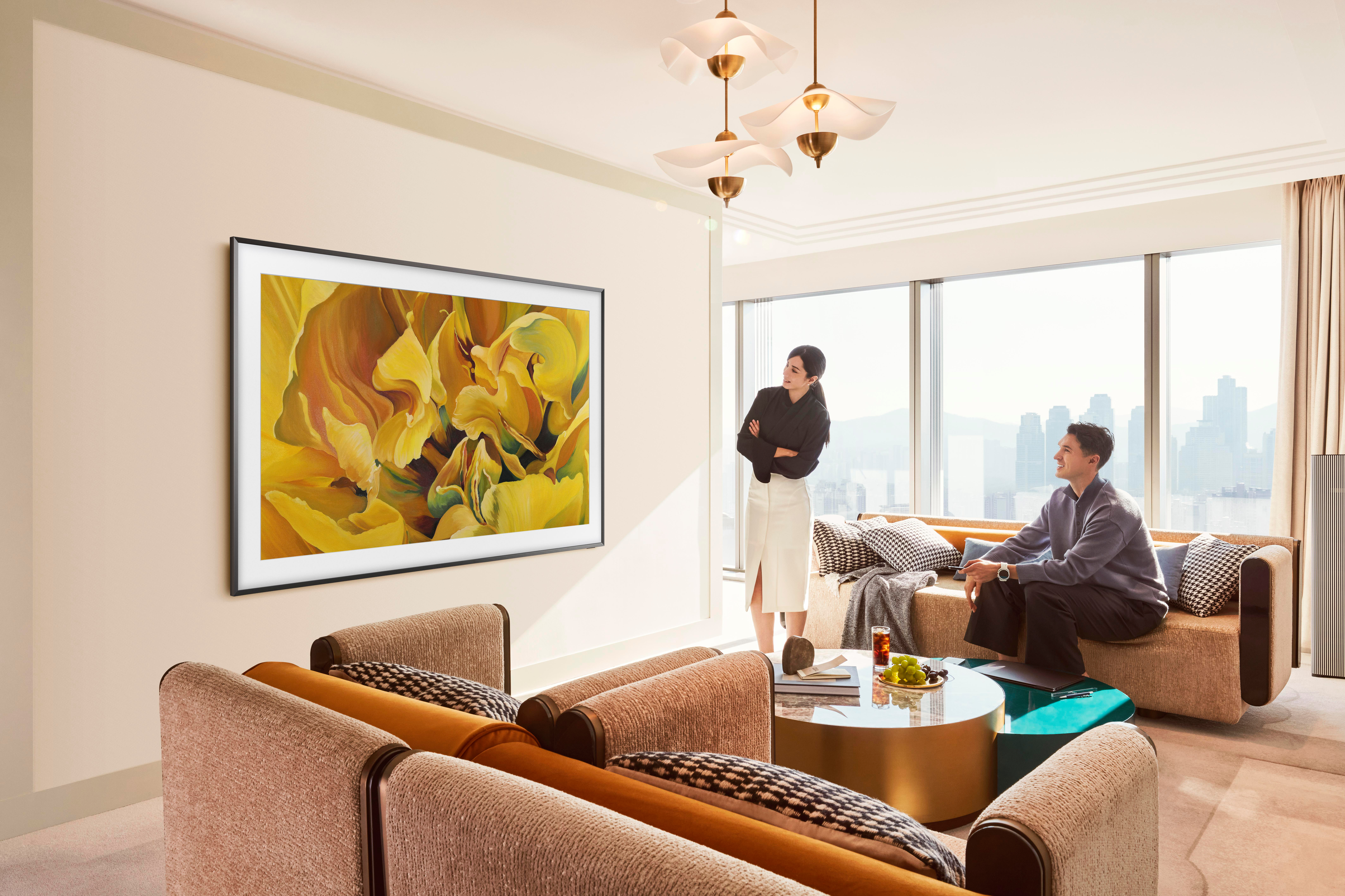 Szene im Wohnzimmer mit einem Paar. Ein Blumenbild an der Wand, Sofa, Tisch und Stadtblick durch ein großes Fenster.