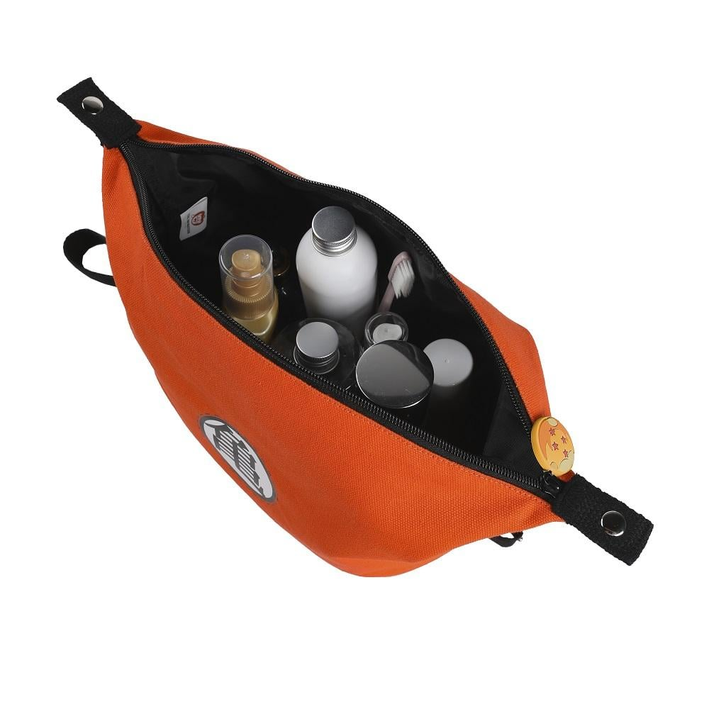 Un neceser naranja con varias botellas y recipientes dentro. Hay un logo en el lateral y una cremallera abierta.
