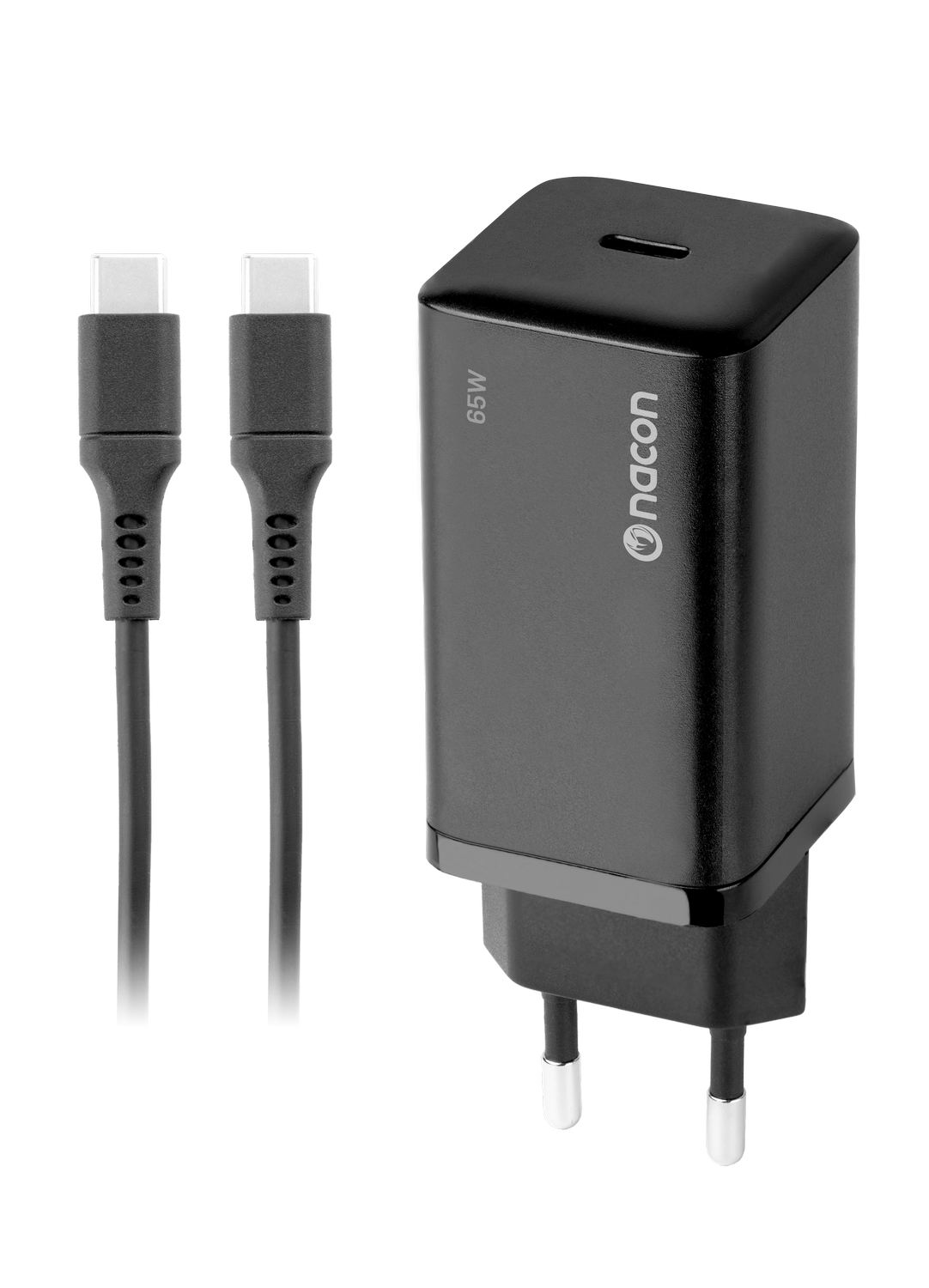 Cargador negro con dos cables USB-C sobre fondo gris. El cargador tiene una marca de 65W y el logo de Nacon.
