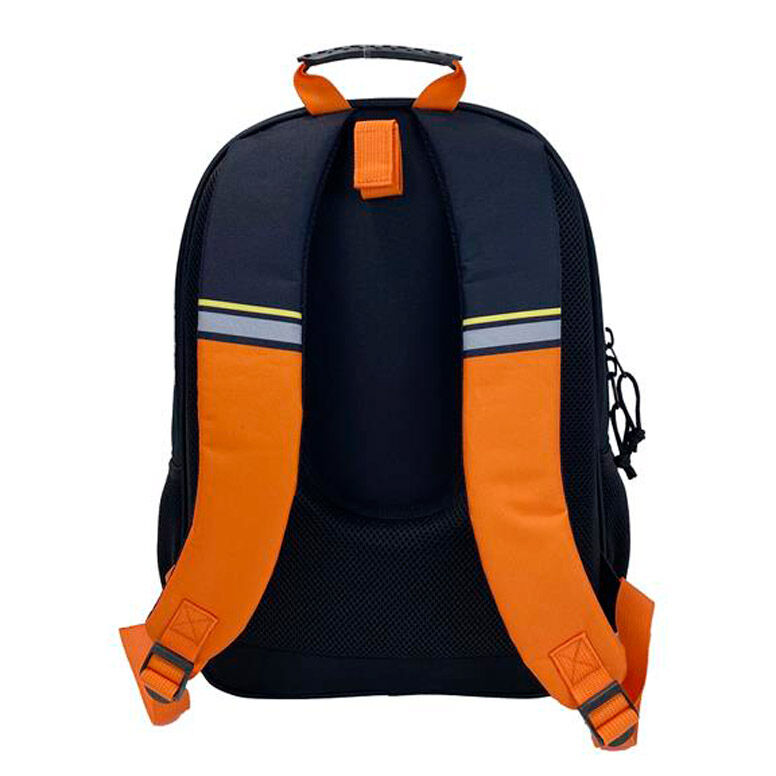 Mochila con correas naranjas, cuerpo negro y rayas reflectantes. El asa y las hebillas son naranjas.