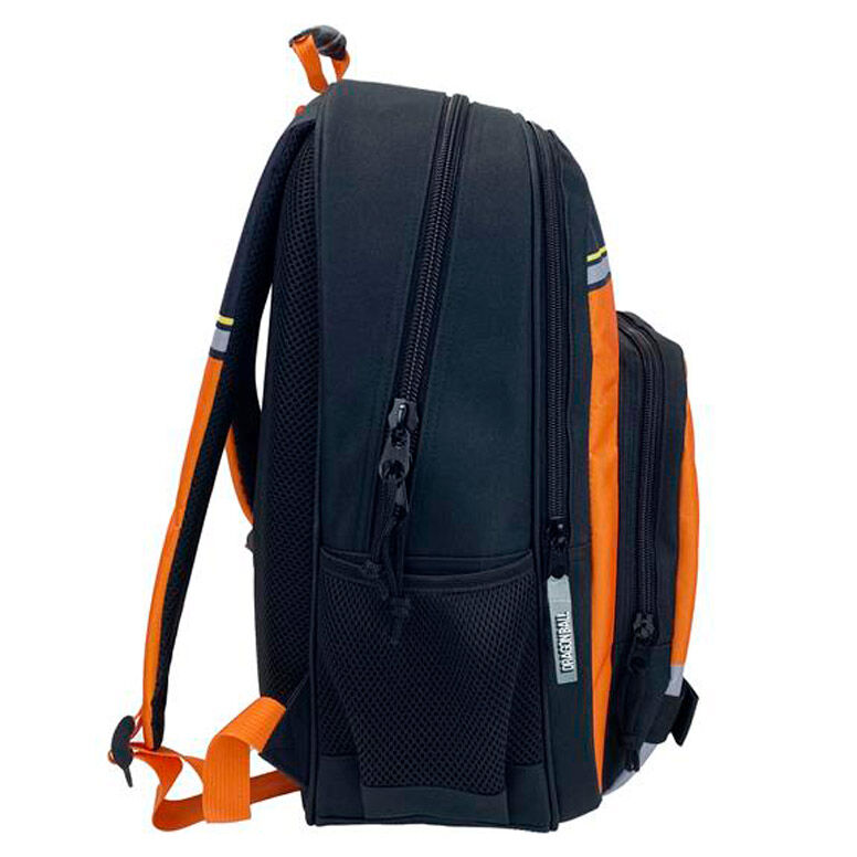 Mochila negra con detalles naranjas. Cuenta con un compartimento principal, bolsillo lateral y correas ajustables. Cremalleras y la marca son visibles.