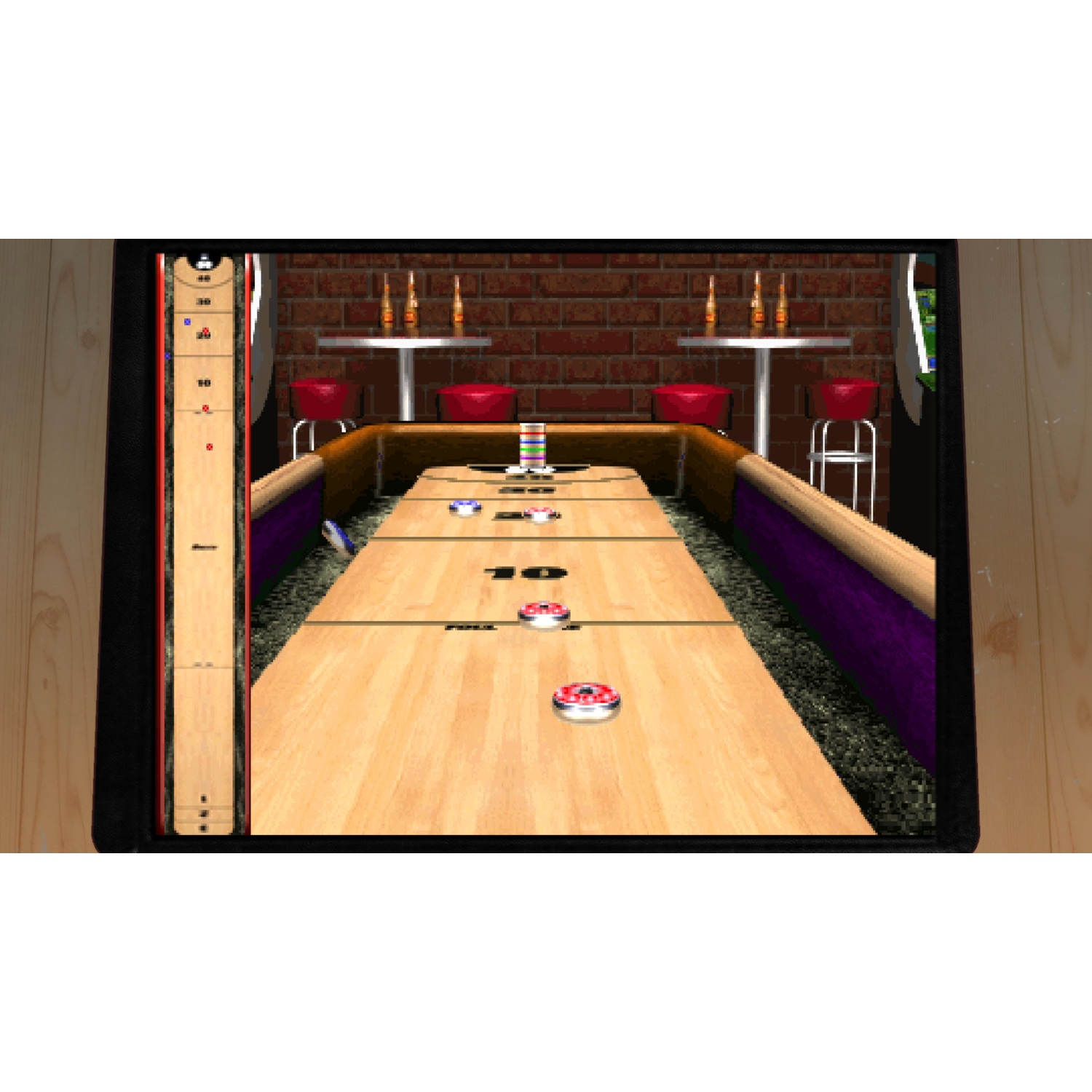 Shuffleboard-spel in een bar. Houten tafel met pucks, scorebord en achtergrond met barkrukken en bakstenen muur.