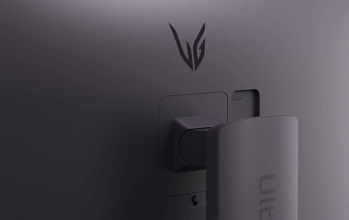 Rückseite eines dunkelgrauen Monitors mit LG-Logo. Ständer und Anschlüsse sind sichtbar. Die Oberfläche hat eine strukturierte Oberfläche.